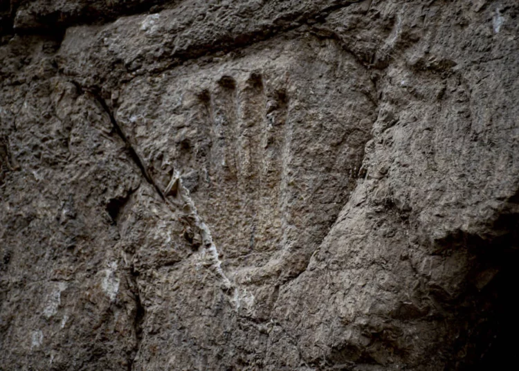 Hallan misteriosa huella de mano en un foso de Jerusalén de 1.000 años de antigüedad