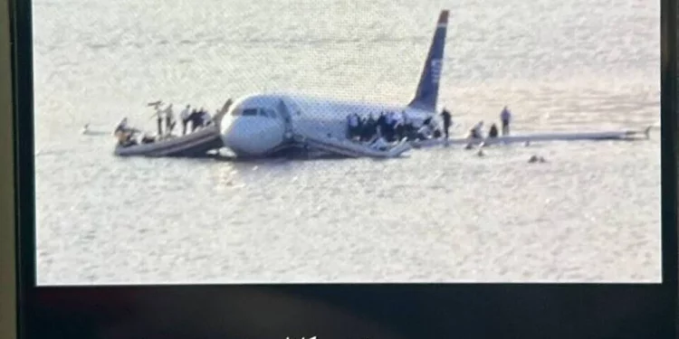Pasajeros expulsados de un avión en Israel por compartir imágenes de un accidente aéreo