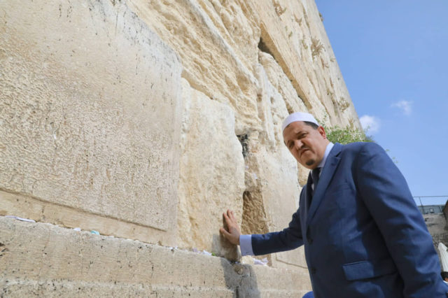 Imán moderado de Francia ve a Israel como un sueño y a Europa en peligro