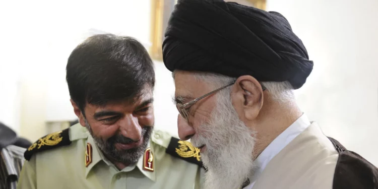 Jamenei sustituye al jefe de la policía iraní en el país sacudido por meses de disturbios