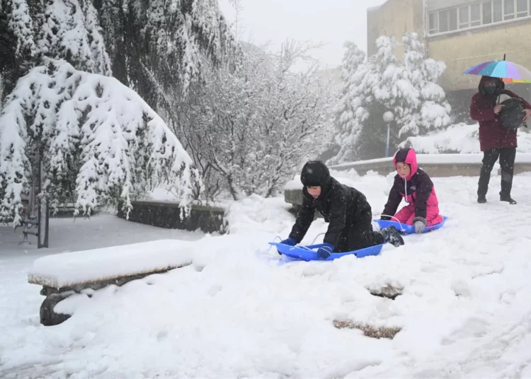 Israelíes toman medidas para cuidarse tras la llegada del invierno