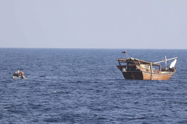 EE.UU. incauta rifles iraníes en un barco con destino a Yemen