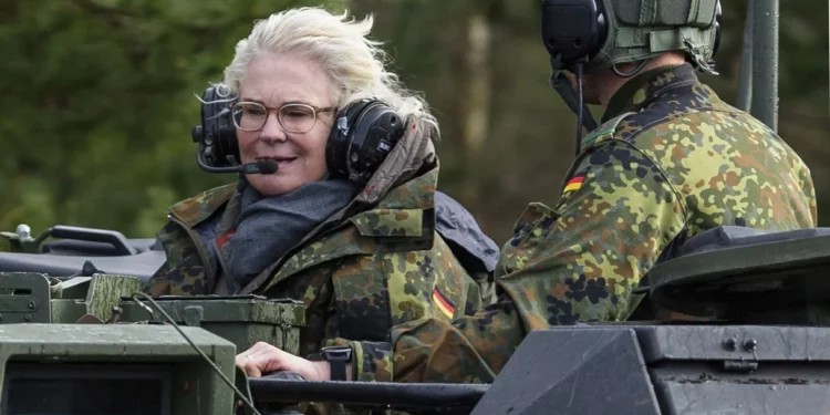 Ministra de Defensa alemana dimite tras críticas a su política respecto a Ucrania