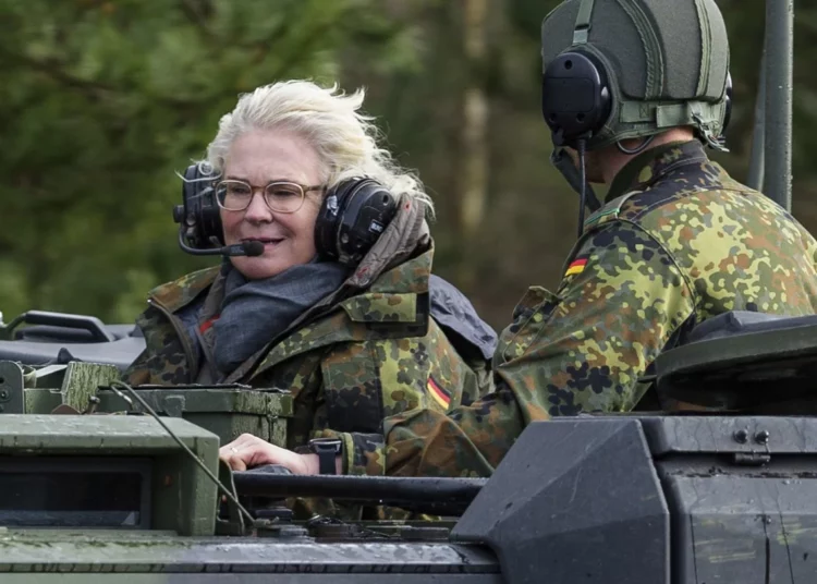 Ministra de Defensa alemana dimite tras críticas a su política respecto a Ucrania