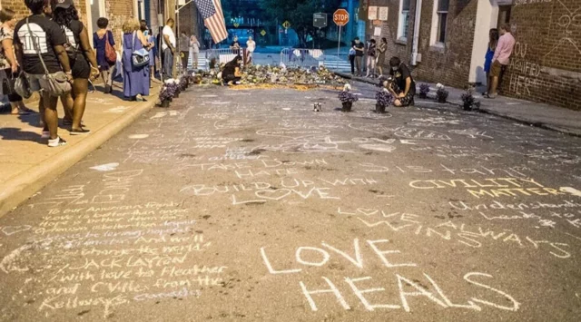 Juez reduce las penas de neonazis que organizaron una marcha en Charlottesville