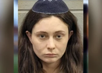 Una mujer irrumpe en sinagoga y aterroriza a niños en Houston