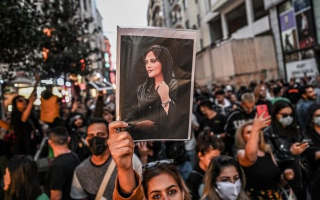 Irán libera a una destacada actriz encarcelada por apoyar las protestas