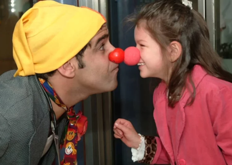 Médicos israelíes usan el arte del clown para animar a los pacientes