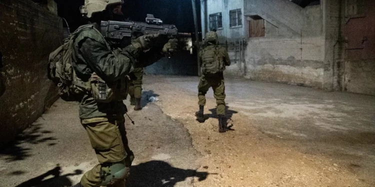 Islamista palestino intenta arrebatar el arma a un soldado israelí en Judea y Samaria