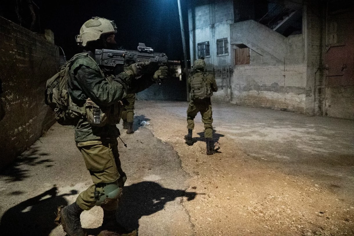 Islamista palestino intenta arrebatar el arma a un soldado israelí en Judea y Samaria