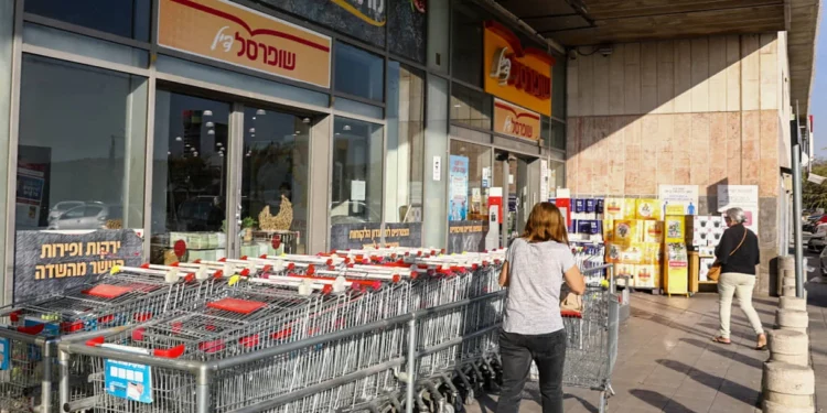 El supermercado israelí Shufersal ofrece a los clientes haredíes precios más baratos