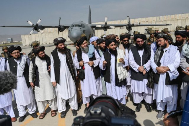 Rusia recurre a los talibanes en busca de armas