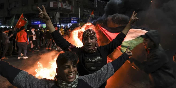Palestinos celebran la masacre en la sinagoga de Jerusalén con fuegos artificiales y dulces