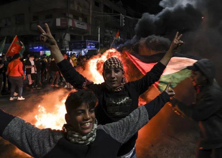 Palestinos celebran la masacre en la sinagoga de Jerusalén con fuegos artificiales y dulces