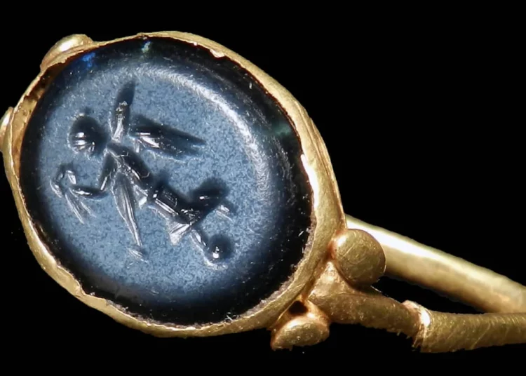 Descubren antiguas joyas romanas con grabados en Inglaterra