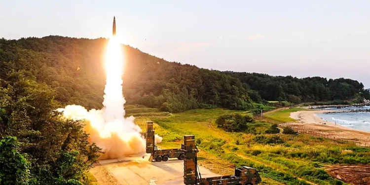 Corea del Sur probará un nuevo misil balístico “de alta potencia” Hyunmoo-5 para contrarrestar a Corea del Norte.