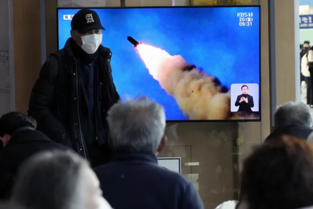 Corea del Norte lanza dos misiles y amenaza a EE. UU.