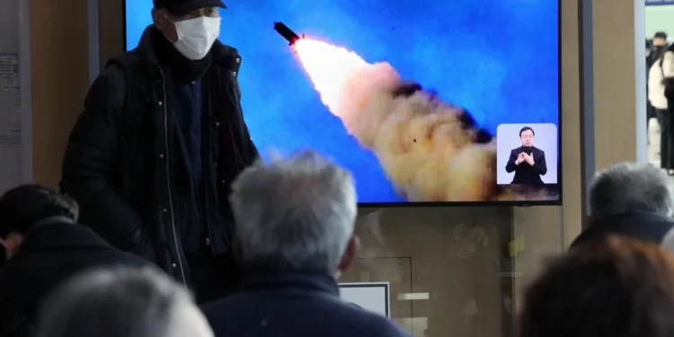 Corea del Norte lanza dos misiles y amenaza a EE. UU.