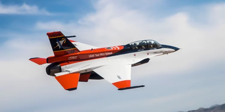 EE. UU. completa las pruebas de vuelo de algoritmos de combate aéreo en un caza F-16 especializado