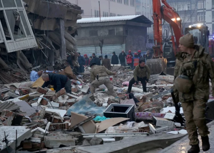 Nuevo sismo en Turquía deja un muerto y varios edificios arrasados