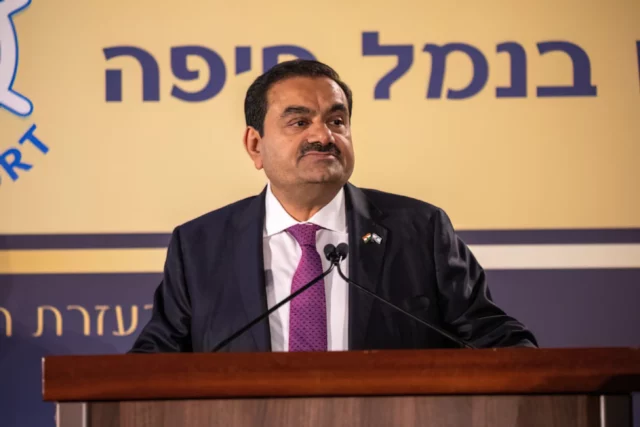 El empresario indio Adani vio sacudida la cotización de sus acciones al día siguiente de comprar el puerto de Haifa