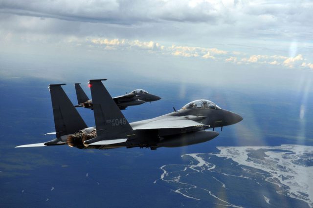 Caza KF-16 se “incendia” durante la visita del Secretario de Defensa de EE.UU. a Seúl