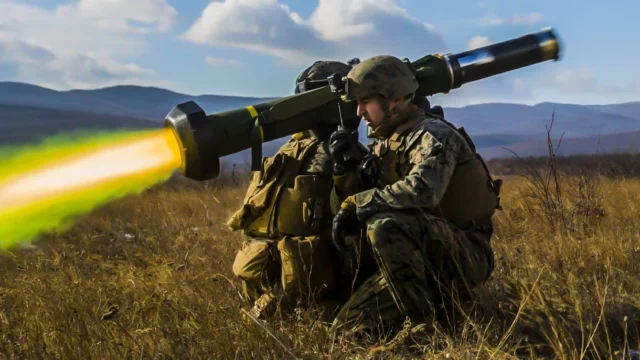 Misil Javelin destruye un tanque ruso en Ucrania: Video