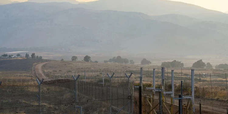 Un hombre cruza la frontera de Israel al Líbano