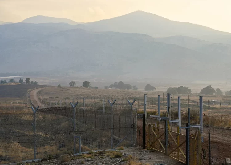 Un hombre cruza la frontera de Israel al Líbano