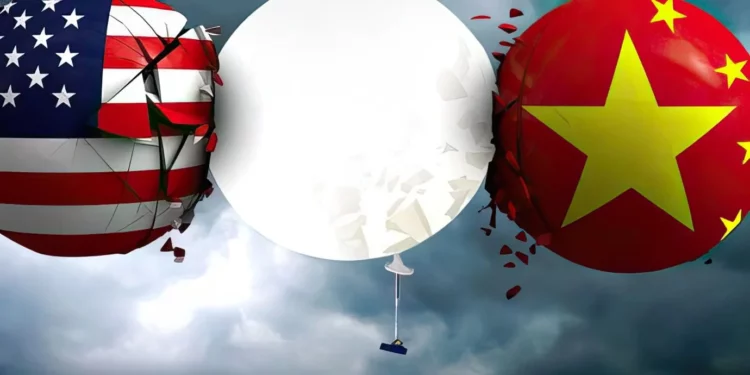 Vídeo viral muestra el globo espía chino con una “cámara oscilante” sobrevolando EE. UU.