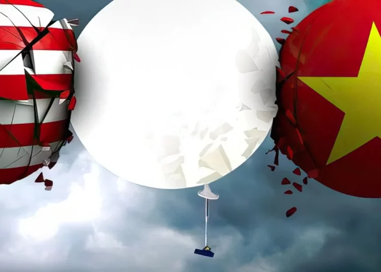 Vídeo viral muestra el globo espía chino con una “cámara oscilante” sobrevolando EE. UU.