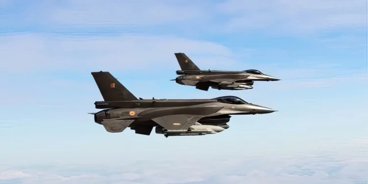 El rugido de un caza F-16 “indio” ensordeció el cielo de Bangalore