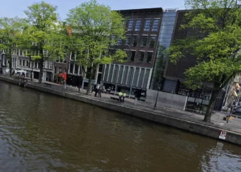 Holanda investiga mensaje antisemita proyectado en la casa de Ana Frank