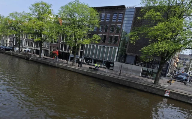 Holanda investiga mensaje antisemita proyectado en la casa de Ana Frank
