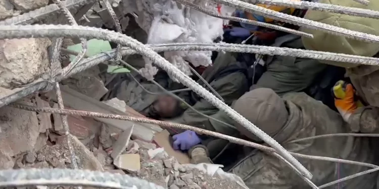 Las FDI rescataron a un niño atrapado bajo los escombros durante 100 horas en Turquía