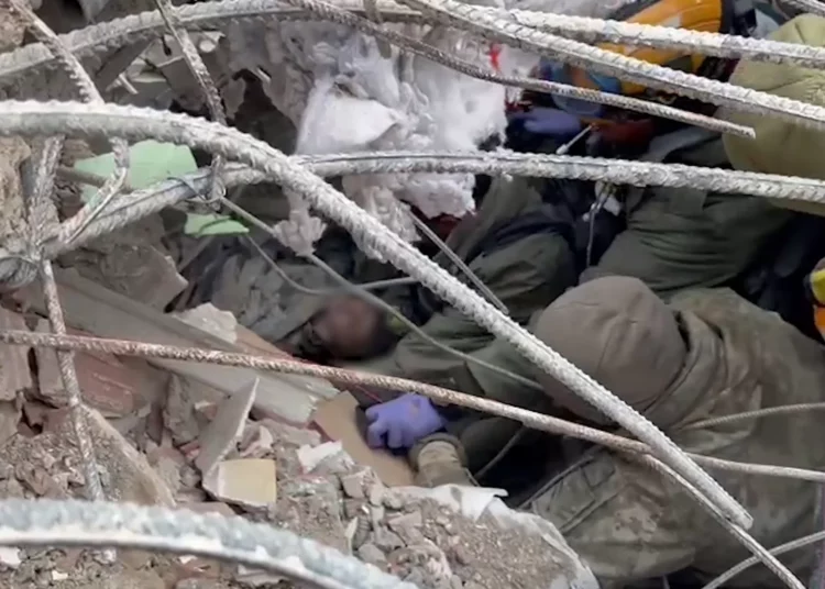 Las FDI rescataron a un niño atrapado bajo los escombros durante 100 horas en Turquía