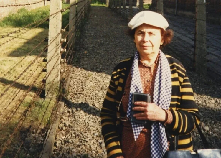 El Rey Carlos rinde homenaje a una superviviente del Holocausto