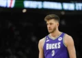 Meyers Leonard regresa a la NBA dos años después de sus comentarios antisemitas