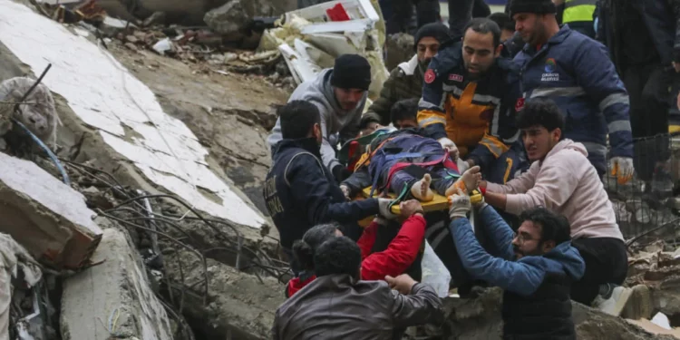 Más de 640 muertos tras devastador terremoto en Turquía y Siria