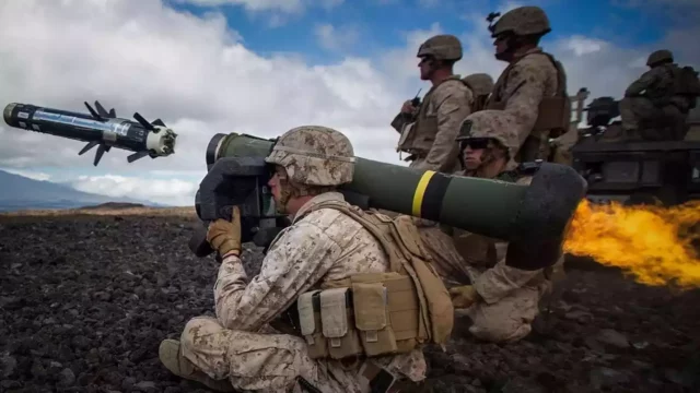 Misil Javelin destruye un blindado ruso en Ucrania: Video