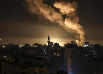 Aviones israelíes atacan instalaciones subterráneas de Hamás en el centro de Gaza