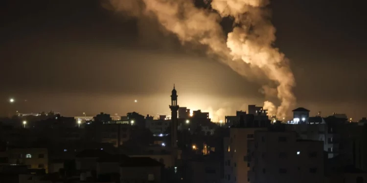 Aviones israelíes atacan instalaciones subterráneas de Hamás en el centro de Gaza
