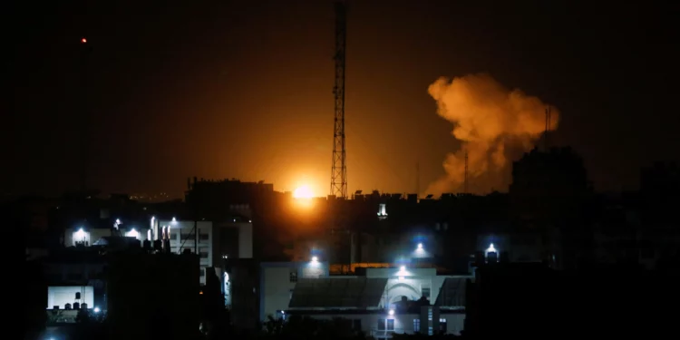 Las FDI lanzan ataques aéreos de represalia en Gaza: suenan sirenas de cohetes en Sderot
