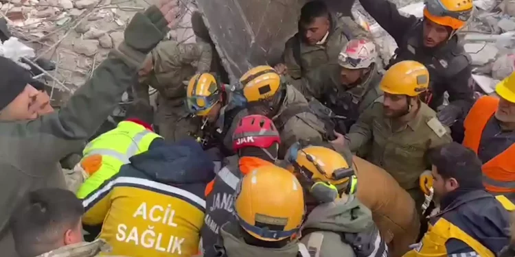 Los equipos de rescate de las FDI en Turquía sacan de entre los escombros a un niño de 9 años 120 horas después del terremoto