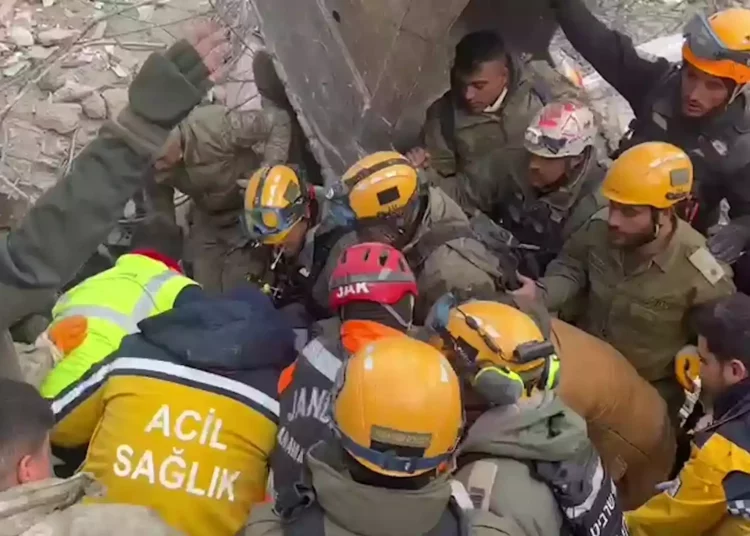 Los equipos de rescate de las FDI en Turquía sacan de entre los escombros a un niño de 9 años 120 horas después del terremoto