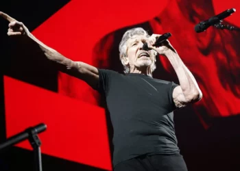 David Gilmour acusa a Roger Waters de antisemita y de apologista de Putin