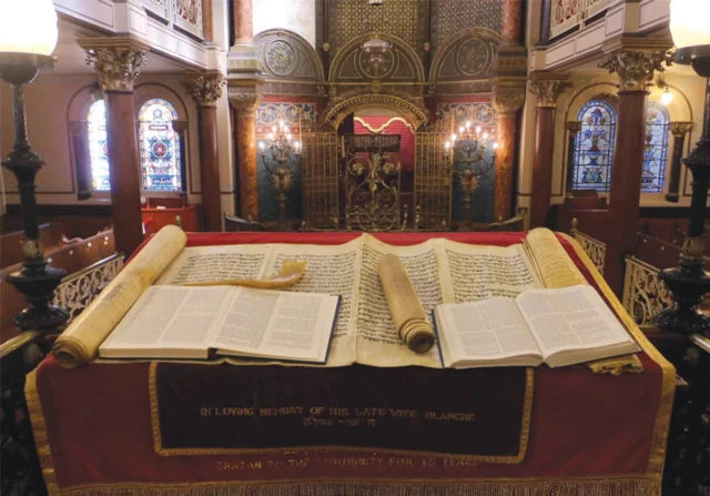 Sacerdote británico acusado de antisemitismo tiene prohibido servir hasta 2030