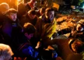 Los equipos de rescate excavan entre los escombros en Turquía y Siria mientras el terremoto deja más de 4.300 muertos