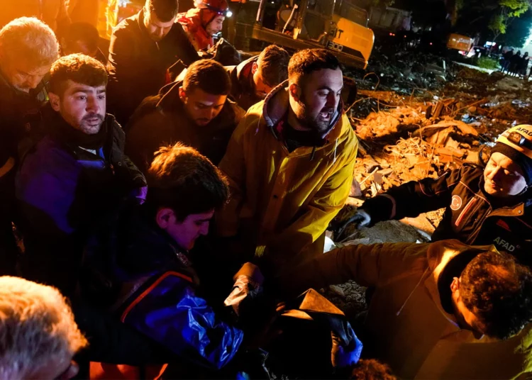 Los equipos de rescate excavan entre los escombros en Turquía y Siria mientras el terremoto deja más de 4.300 muertos