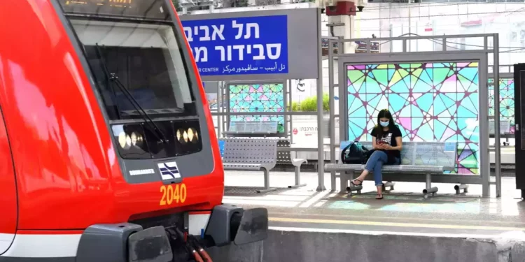 Mujer cae a la vía en Tel Aviv y muere arrollada